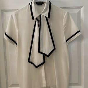 ALICE + OLIVIA. JEANNIE BOW COLLAR BUTTON DOWN BLOUSE